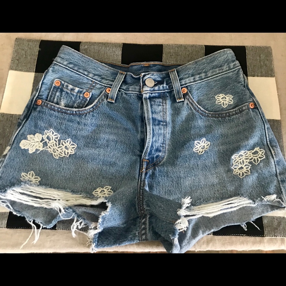 Levis 501 high waisted floral shorts